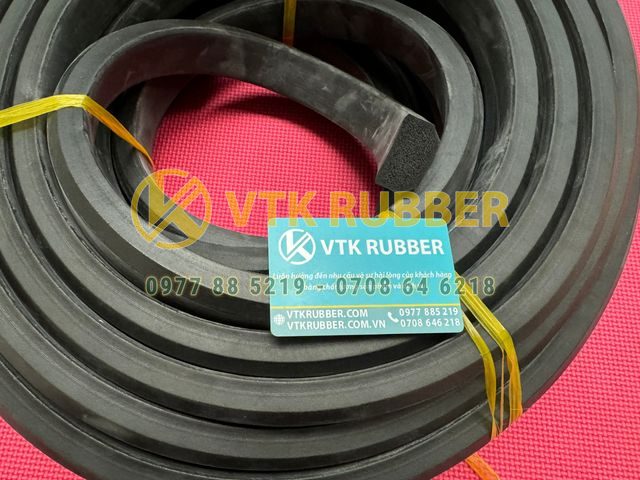 Ron xốp hình thang giúp bù khe hở và cân bằng bề mặt lắp đặt